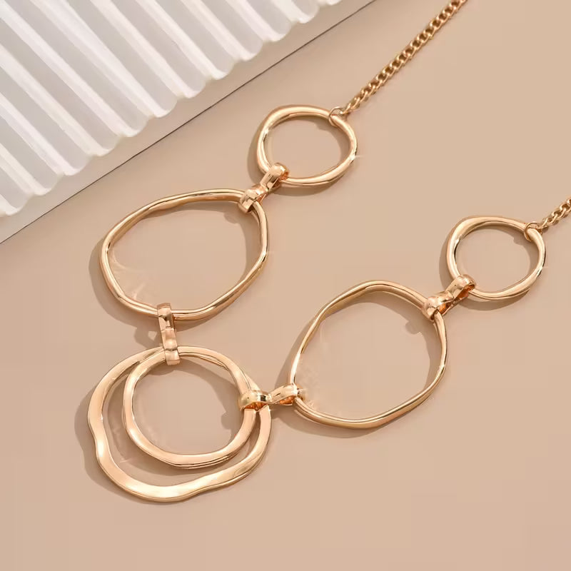 Ogrlica s Pendentivom, Navdihnjena z Vintage Eleganco