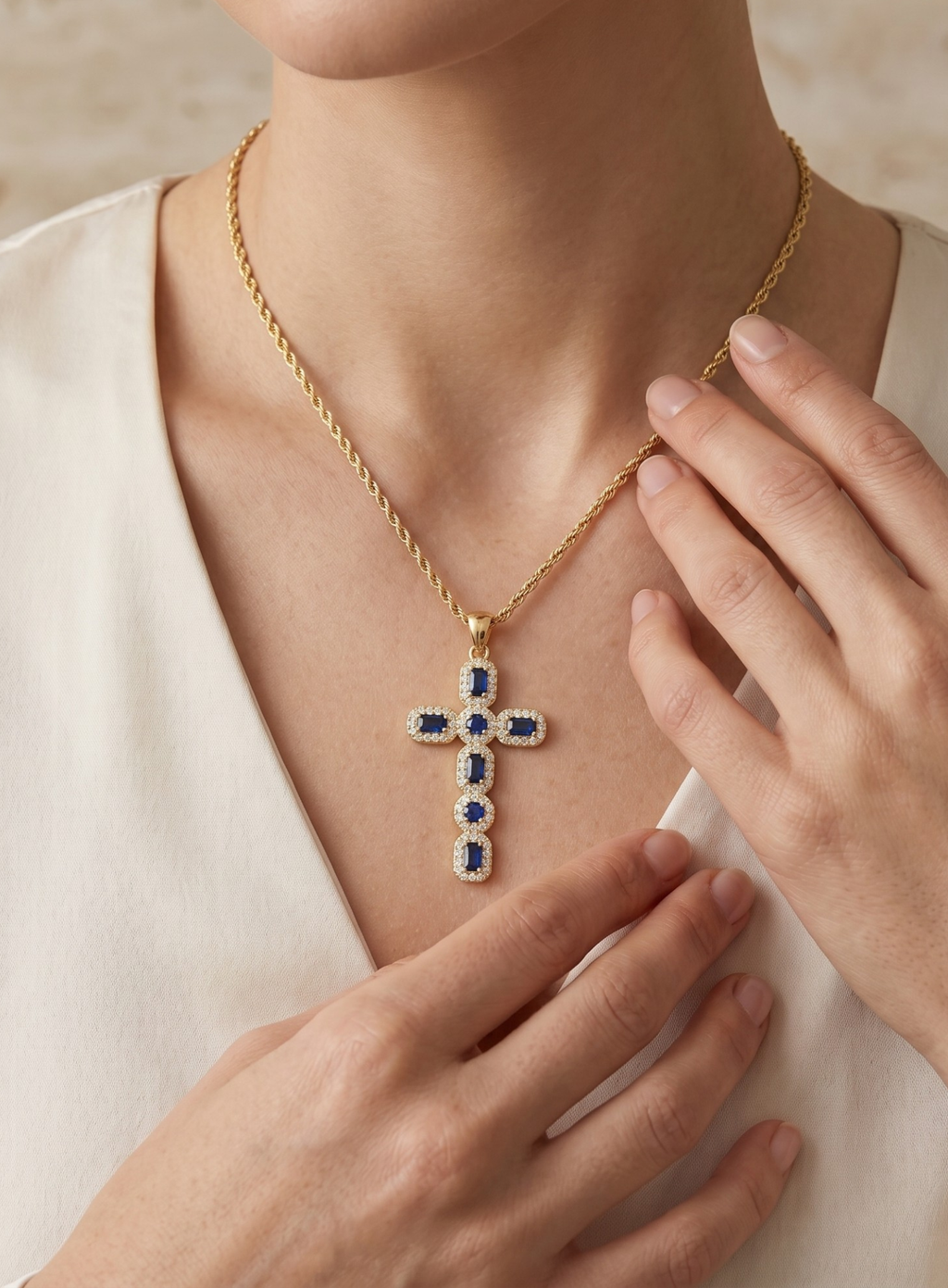 Elegant Halskæde med Zirkonia Kors