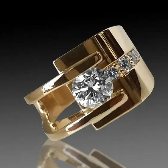 Anillo Vintage Dorado Irregular con Zircón