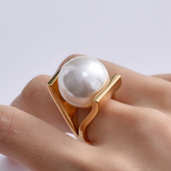 Anillo Dorado con Incrustaciones Vintage de Perlas