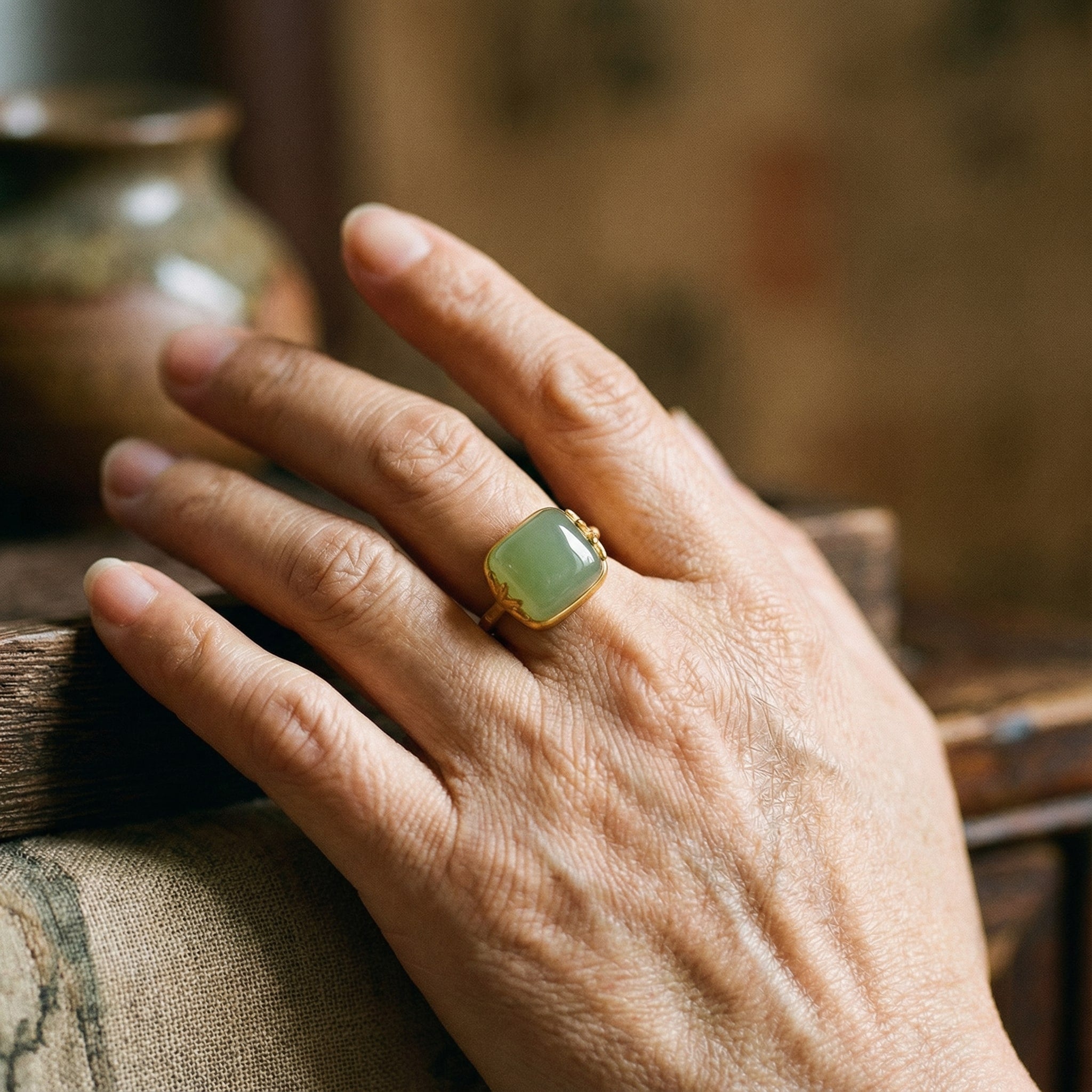 Anillo Ajustable Vintage en Oro y Jade Verde