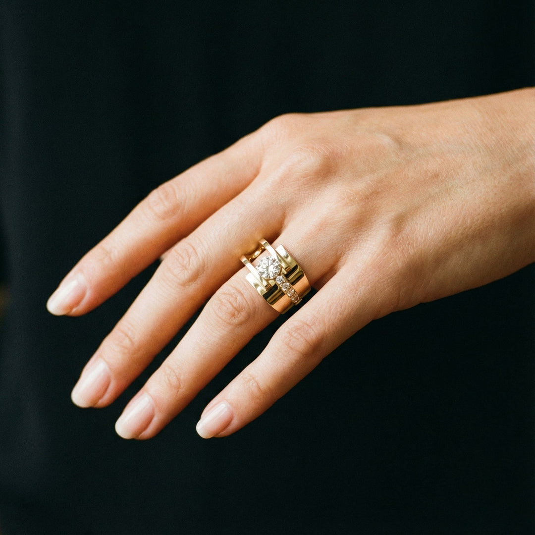 Anillo Vintage Dorado Irregular con Zircón