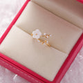 Anillo Ajustable con Flor Silvestre y Circonita en Oro