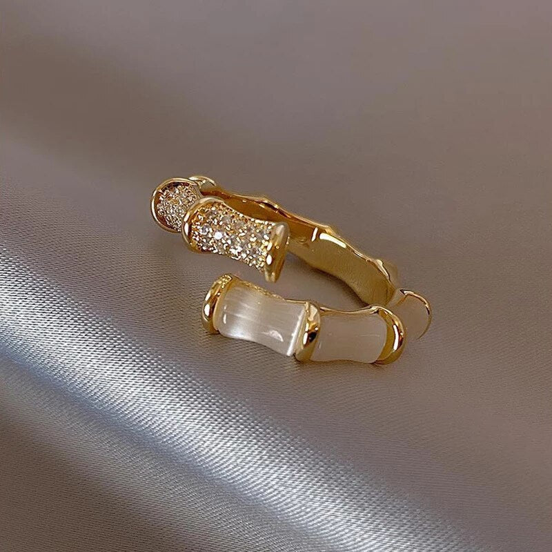 Anillo Ajustable de Lujo con Ópalo Blanco en Oro