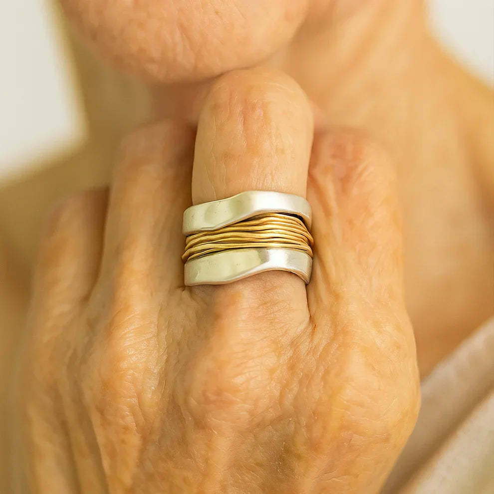 Anillo Plateado con Hilos Dorados