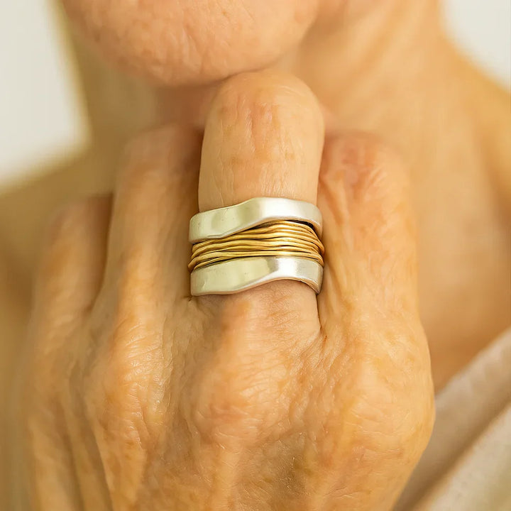 Anillo Plateado con Hilos Dorados