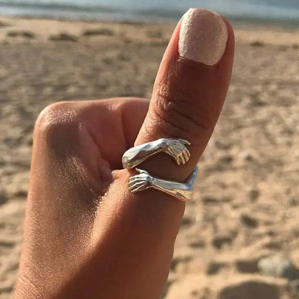Anillo Ajustable Tipo Abrazo en Plateado