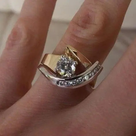 Anillo Vintage Irregular en Dorado y Plateado con Circonita