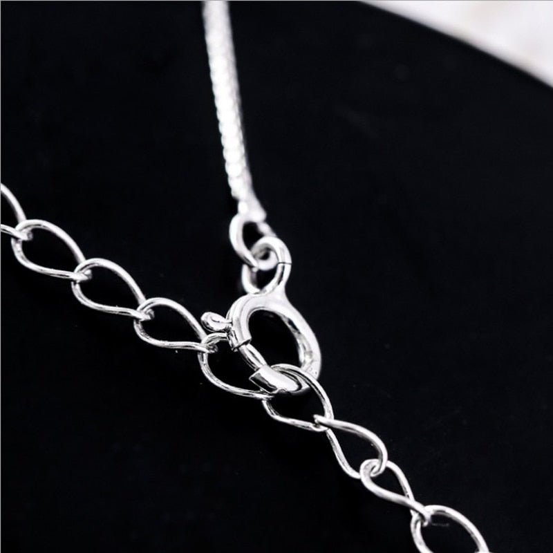 Elegantna Ogrlica z Rastočo Luno in Mačko