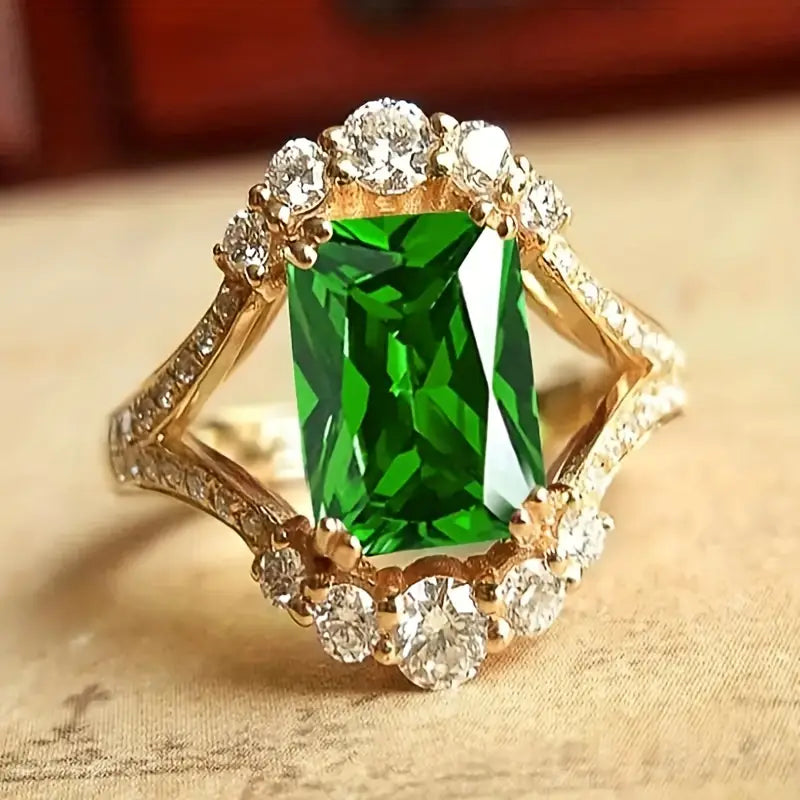 Eleganten prstan z esmeraldo