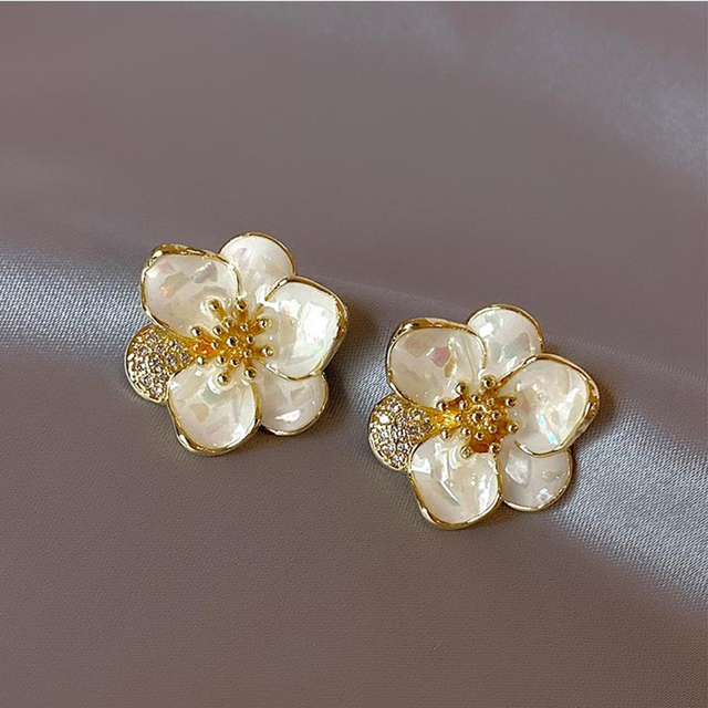 Elegantni Cvetni Uhani v Zlatu