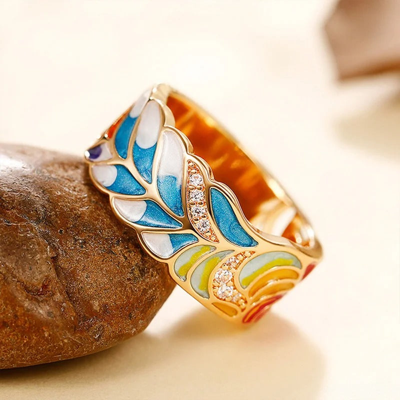 Anillo vintage dorado con hoja esmaltada colorida