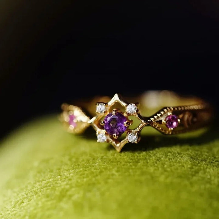Anillo Ajustable Geométrico Vintage en Oro y Cristal Púrpura Amatista