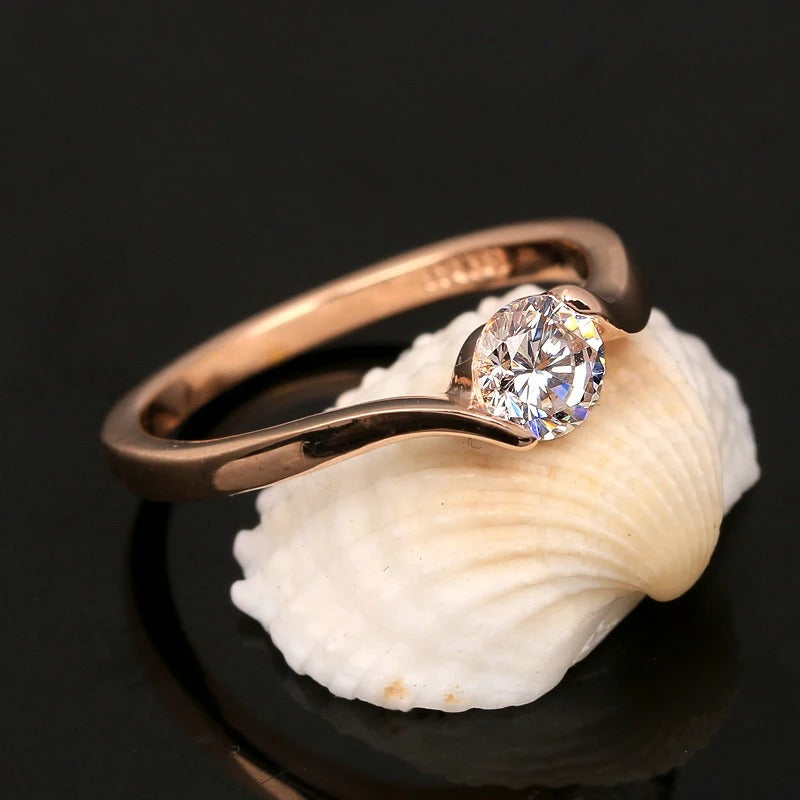 Anillo vintage en oro rosa con solitario y diamantes redondos