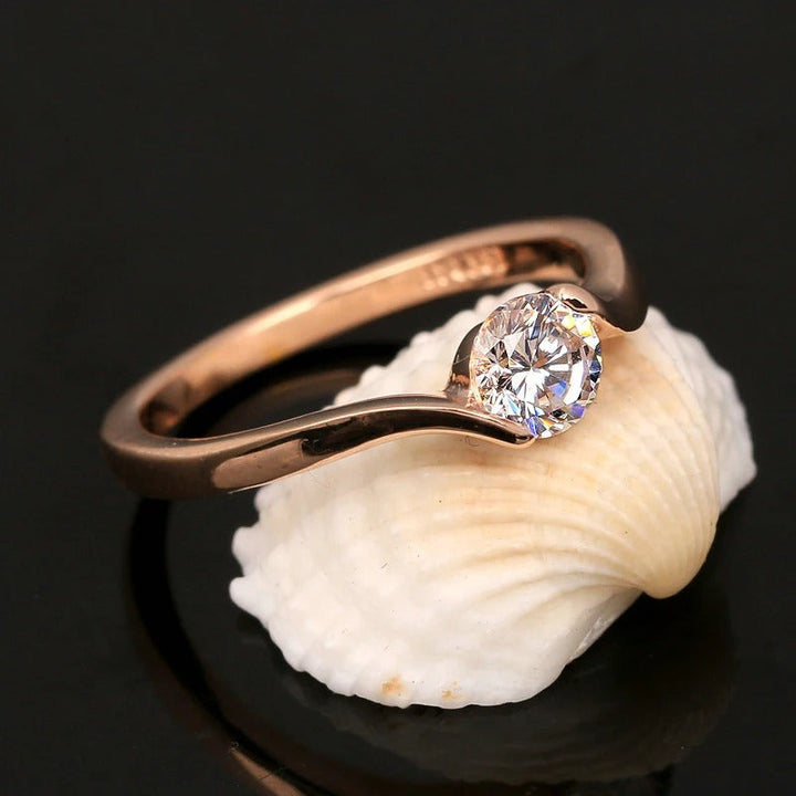 Anillo vintage en oro rosa con solitario y diamantes redondos