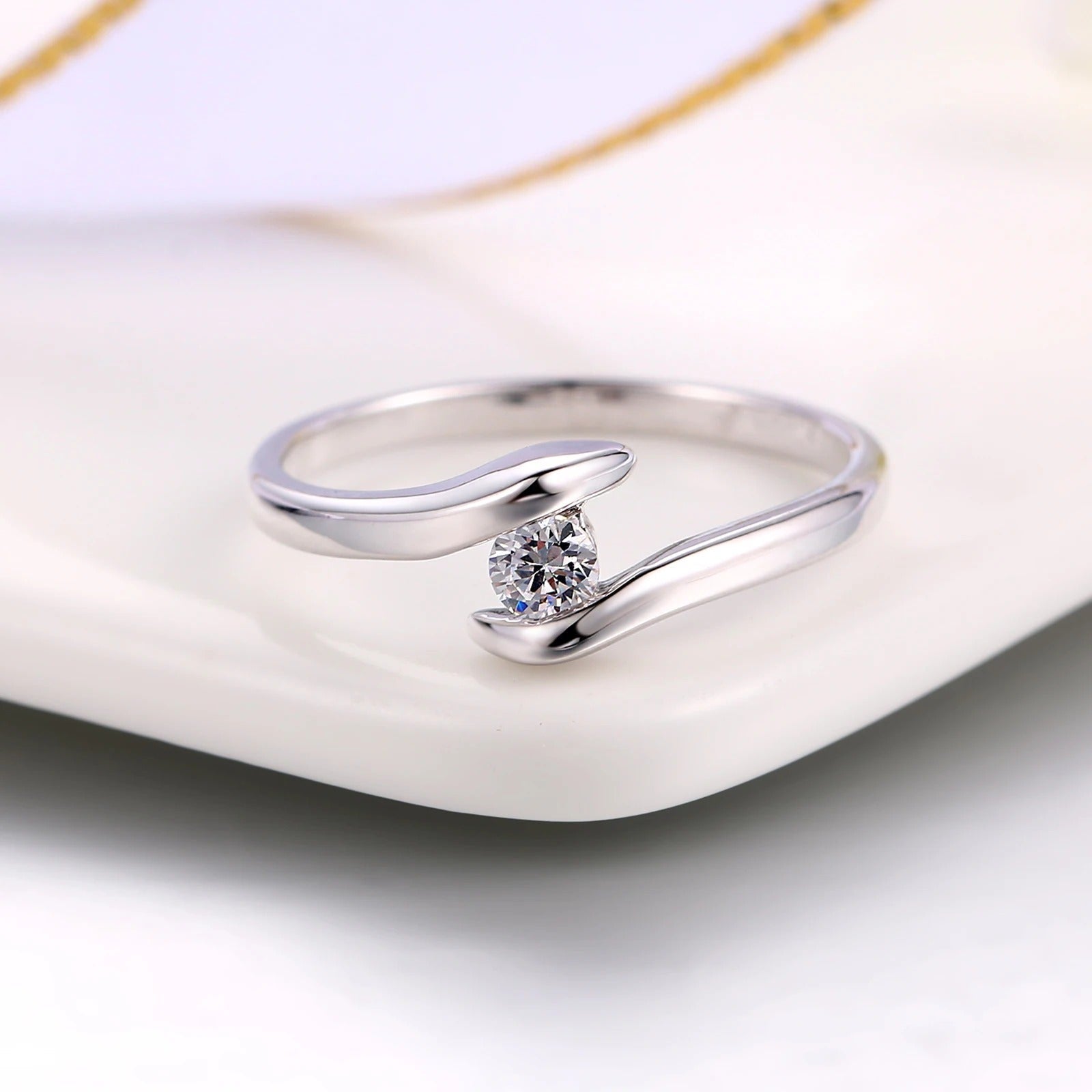 Anillo con Banda Curva en Plata y Diamante Brillante en el Centro