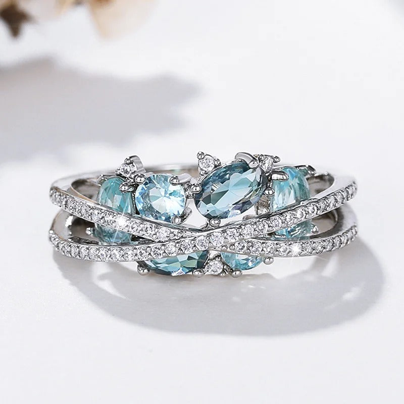 Anillo con cruz en plata y piedra preciosa azul