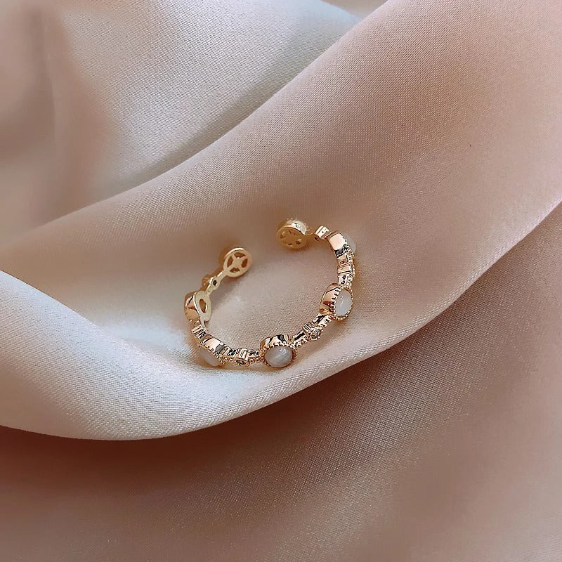 Anillo Clásico Redondo Ajustable en Oro y Cristal