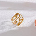 Anillo ancho de pulsera dorada con brillo dorado