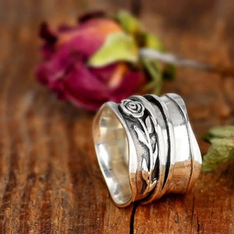 Anillo con Grabado Floral en Plata