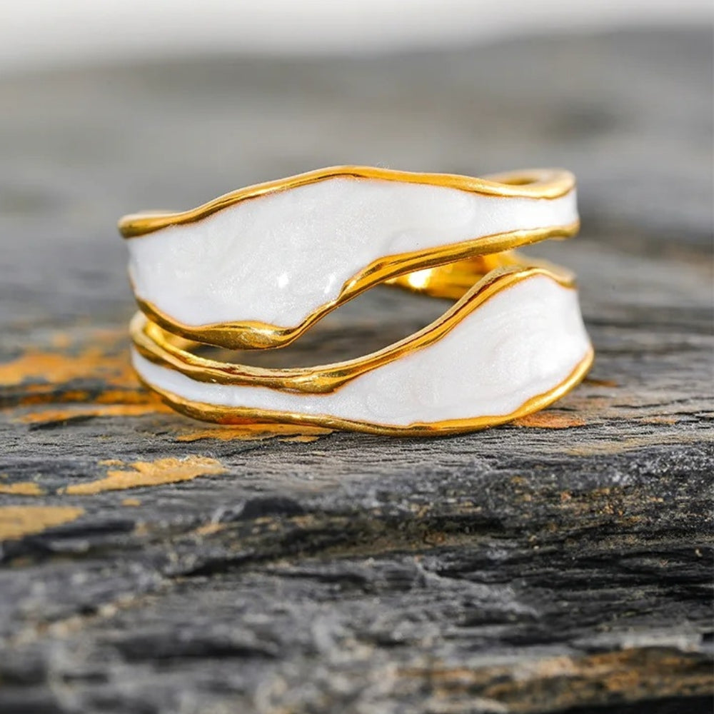 Anillo Abierto con Patrón Espiral en Esmalte Blanco Dorado